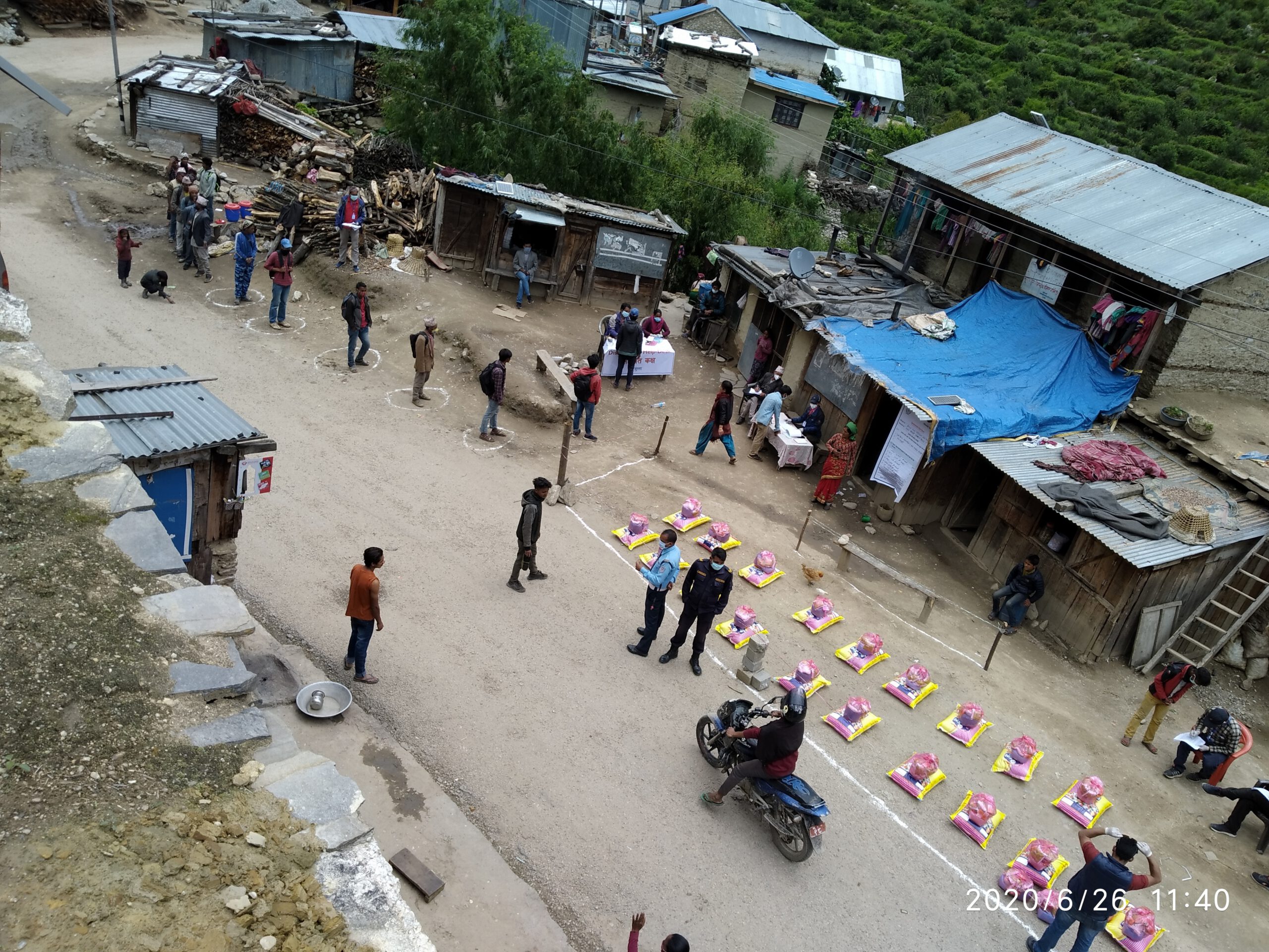 कर्णाली दिगो बिकास प्रतिष्ठान कास्डा जुम्ला द्वारा झण्डै २ हजार बिपन्नहरु  लाई खाद्यन्न बितरण