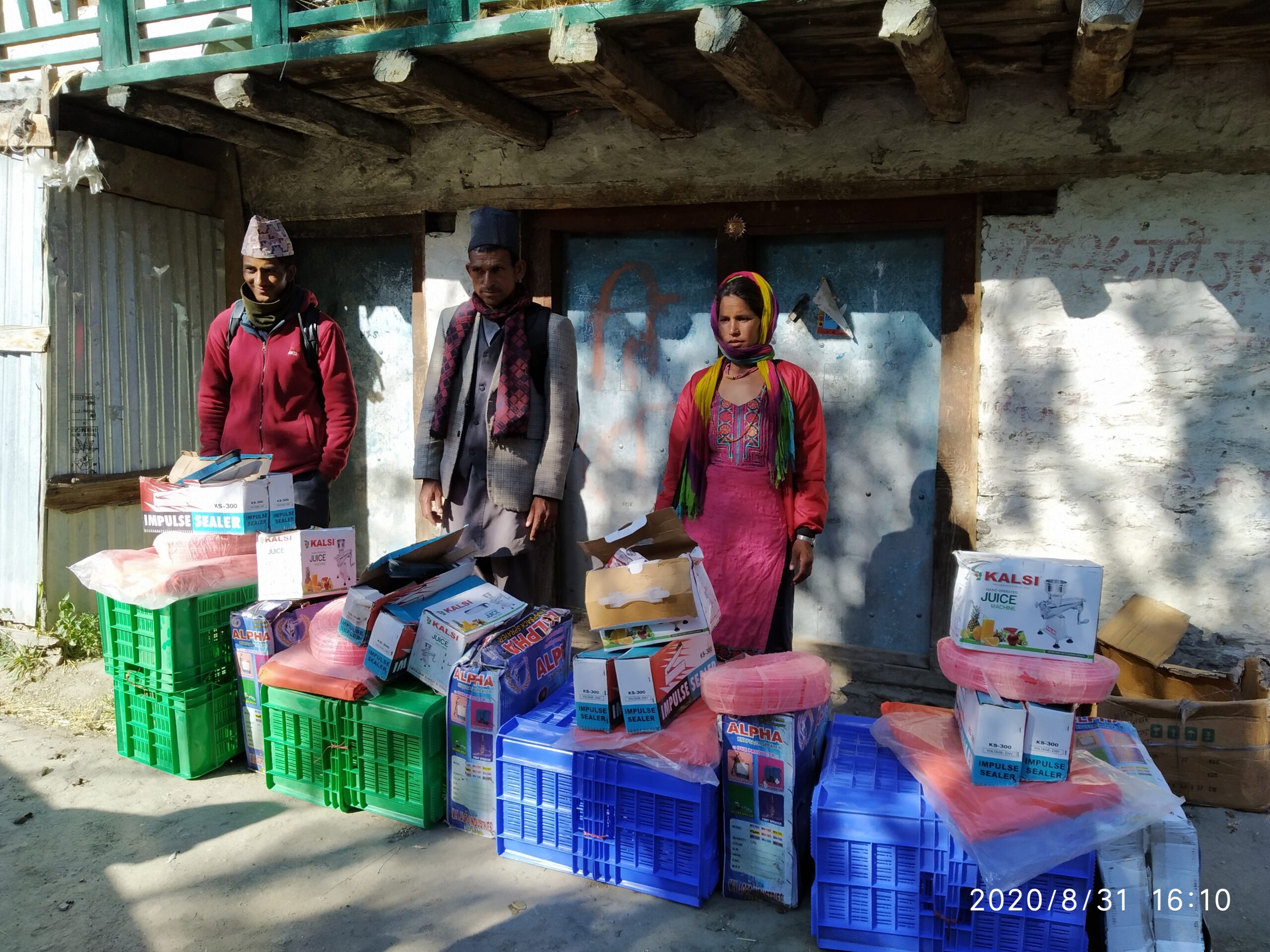 कृषि तथा आर्थिक बिकास परियोजना द्वारा किसानहरु लाइ कृषि सामाग्री वितरण