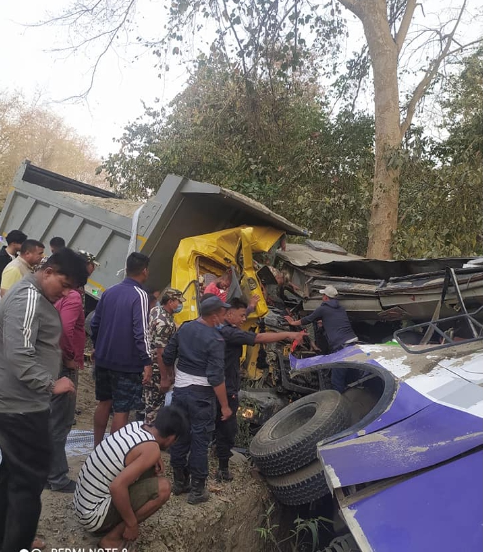 कोहलपुरमा बस र ट्रक एकआपसमा ठोकिदा ३८ जना घाइते एक जनाकाे  मृत्यू