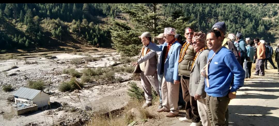 जुम्लाकाे बाढी प्रभावित क्षेत्रमा कर्णालीका सिचाइ मन्त्रीकाे अनुगमन