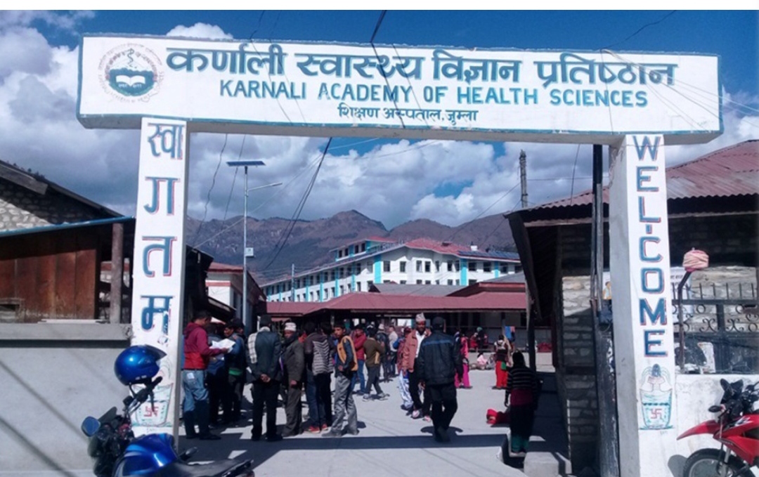 कर्णाली स्वास्थ्य विज्ञान प्रतिष्ठानमा  चिकित्सकहरुले गरे  सामूहिक राजीनामाकाे घोषणा