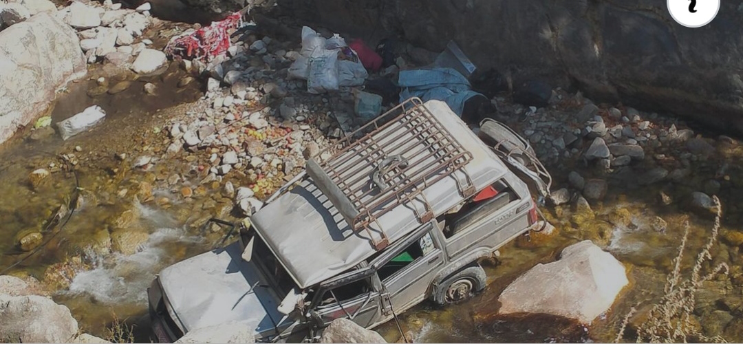 जुम्लामा  निर्वाचन सामाग्री बाेकेकाे जिप दुर्घटना