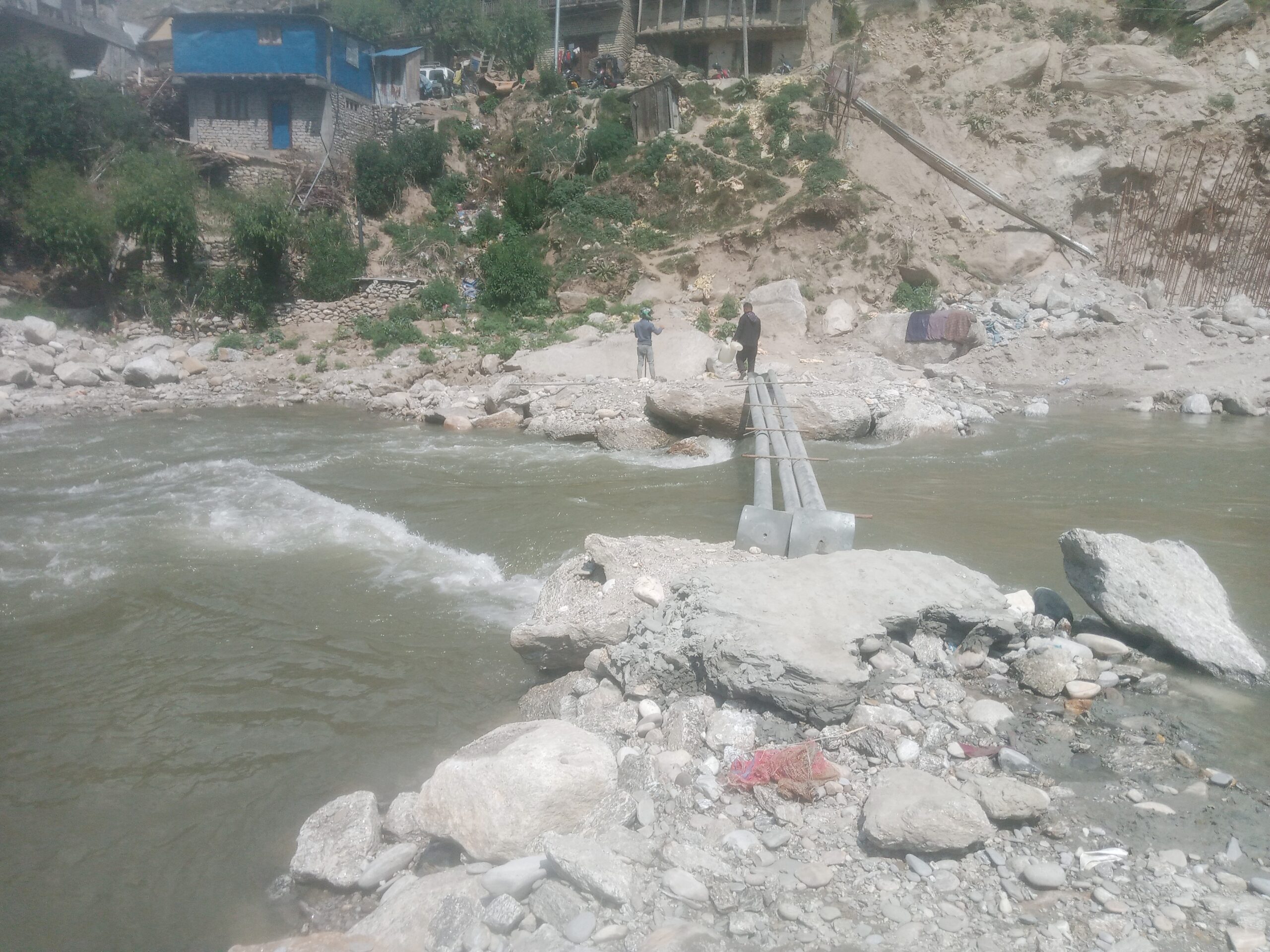 तिला नदिकाे अस्थायी पुलबाट चिप्लिएर एक युवा बेपत्ता