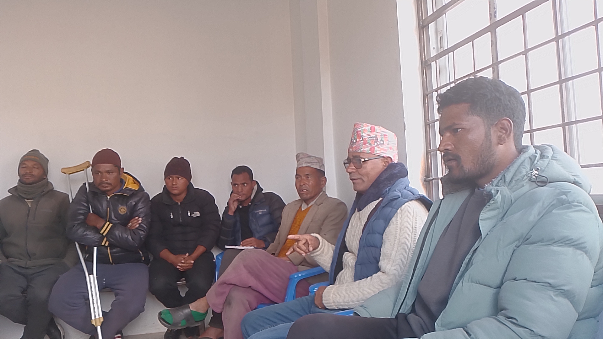 जेलरकाे मिलाेमत्ताेमा कारागारमा अनियमितता गरेकाे भन्दै कैदीबन्दीद्वारा तालाबन्दी ।।