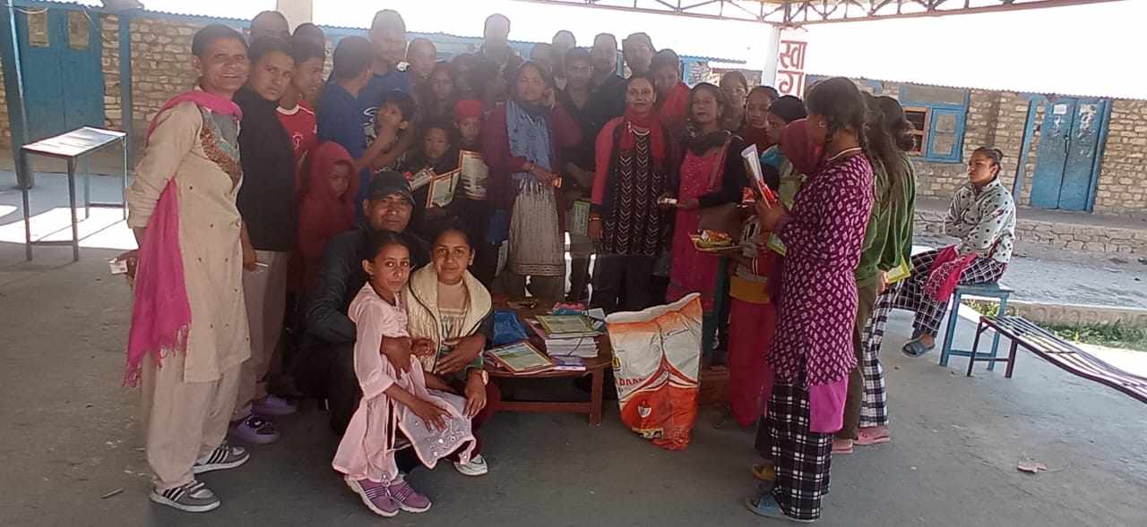 जन्म दिनकाे अबसरमा बिद्यार्थीलाई शैक्षिक सामाग्री र फलफुल वितरण