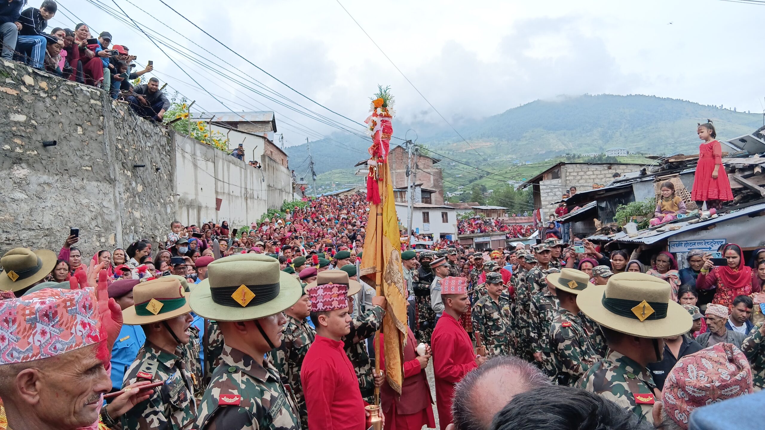 नेपाली सेनाको बाजागाजा सहित जुम्लाको सरकारी टोली बडिमालिका प्रस्थान