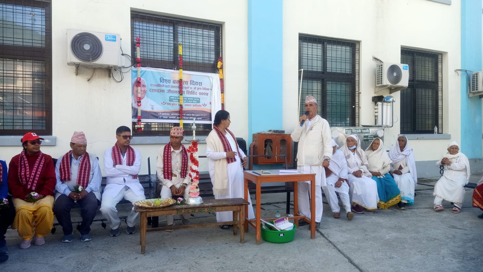 “एक थोपा रगत, अनन्त आशीर्वाद” नारासहित १४ जनाले गरे रक्तदान