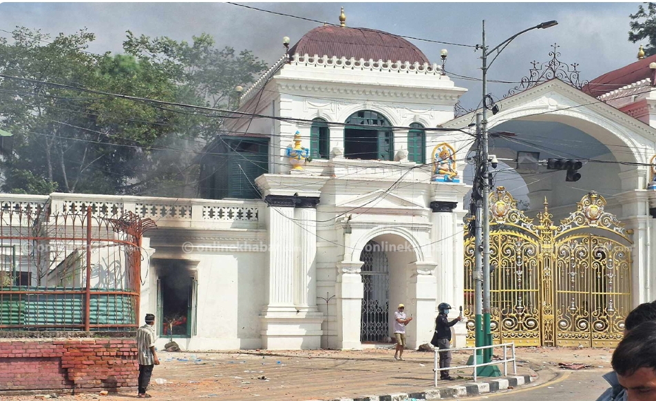 प्रदर्शनकारीले लगाए सिंहदरबारको मूल गेटमा आगो